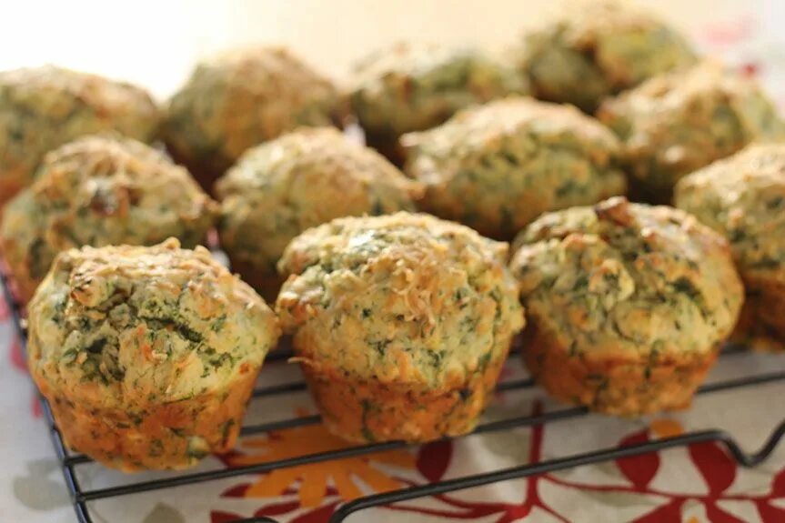 Маффины с капустой и ветчиной. Маффины с колбасой. Капустные котлеты в духовке в формочках для кексов. Кексы с капустой на кефире. Капустные кексы в силиконовых формочках.