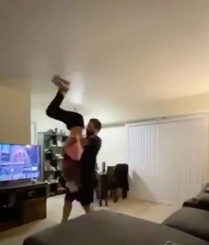 Видео шумные соседи. Видео шумные соседи. Шум в квартире. Соседи сверху фильм 2020 актёры. Видео шумные соседи.