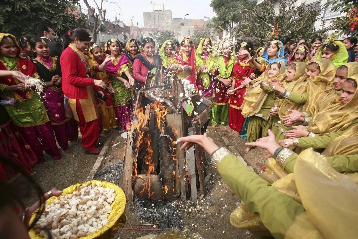 Праздник лори в индии. Лори (lohri) — индия. лохри в индии (lohri).. фестиваль лори в индии. праздник понгал в индии.