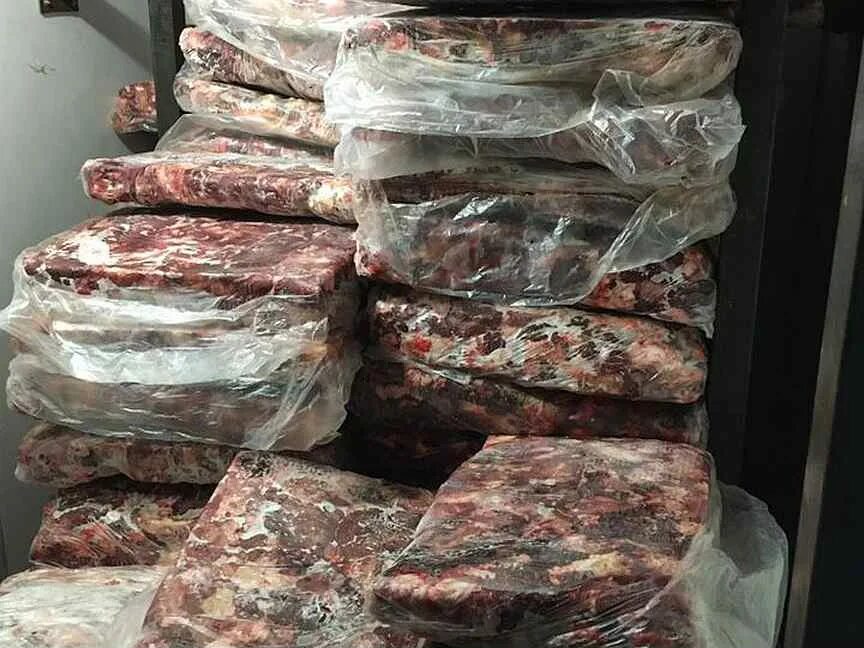 Купить мясо в оренбурге. Мясо в блоках замороженное. Замороженные мясные блоки.