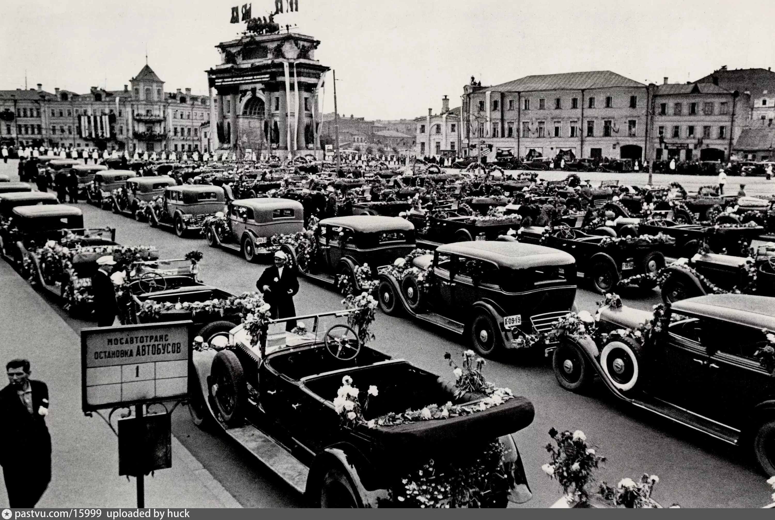 1934 год россия. Встреча Челюскинцев в Москве 1934. 1934 - Торжественная встреча Челюскинцев.. Встреча Челюскинцев Ленинград 1934 год.