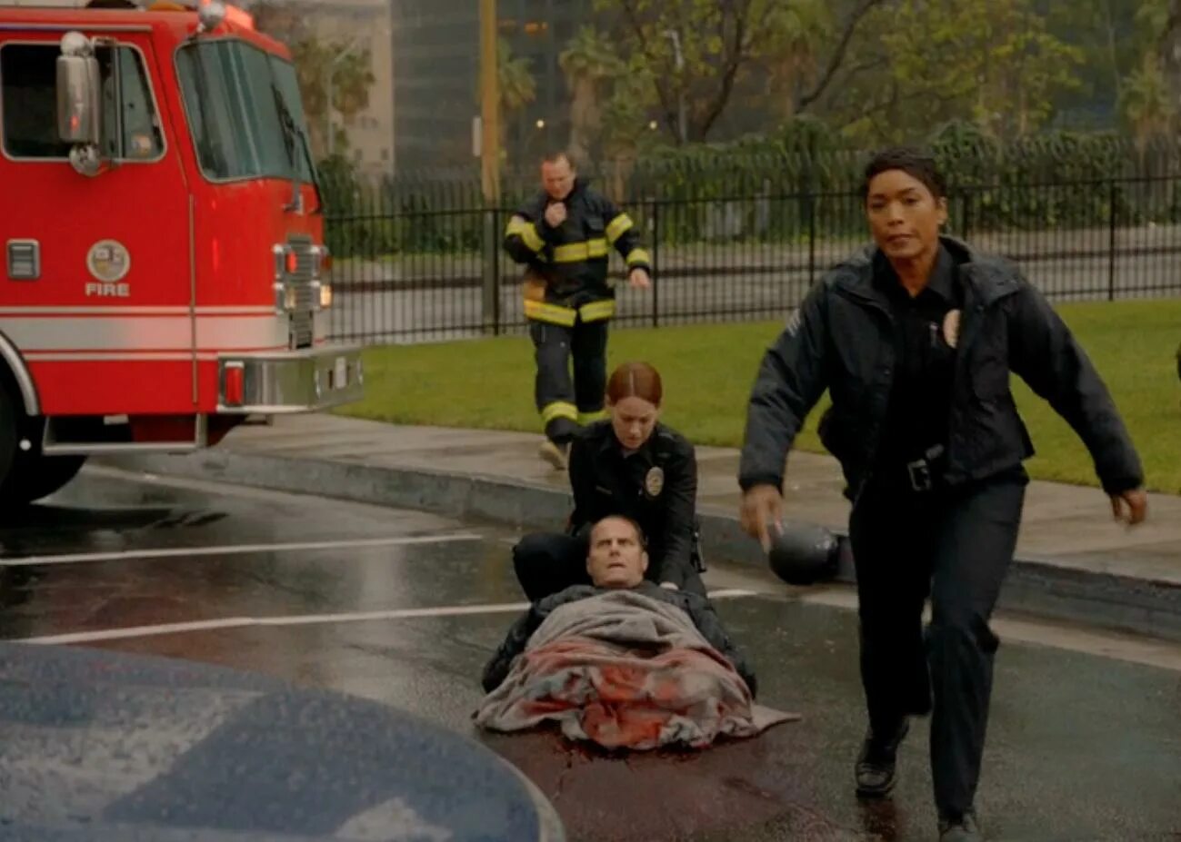 Кеннет чои 911. Служба спасения личинки в голове. 911 служба спасения сериал мэдди. 911 спасение фильм. 911 служба спасения сериал.