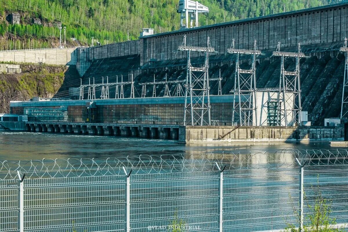 Красноярская гэс водосброс. Красноярская гэс красноярск. Гэс дивногорск красноярский край. Красноярская гэс — г. Плотина красноярской гэс.