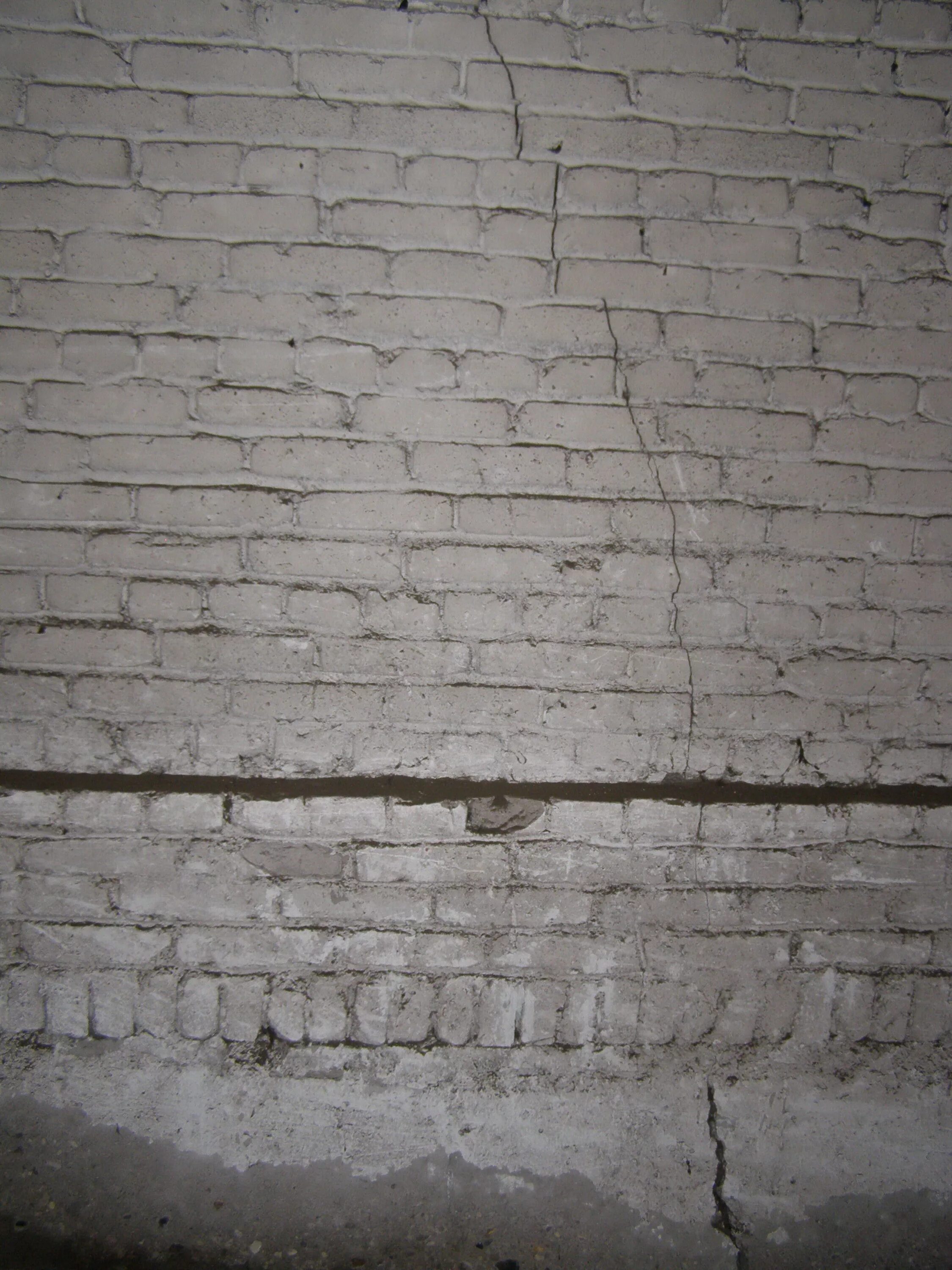 Горизонтальная трещина в стене. Трещина в кирпичной стене. Вертикальные трещины в кирпичной кладке причины. Горизонтальная трещина в кирпичной стене. Трещина в стене кирпичного дома.