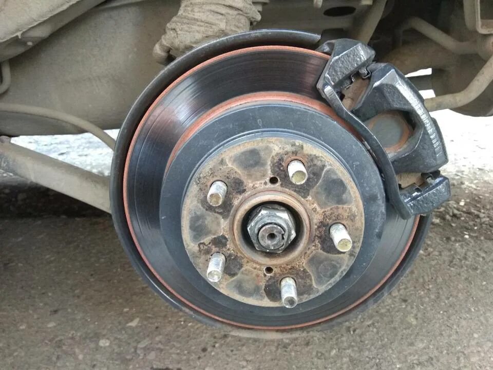 Тормозные диски перегрелись. Передние диски греются. Правое переднее колесо нагрелось. Греются диски на передних колесах причина. Греется диск колеса причина.