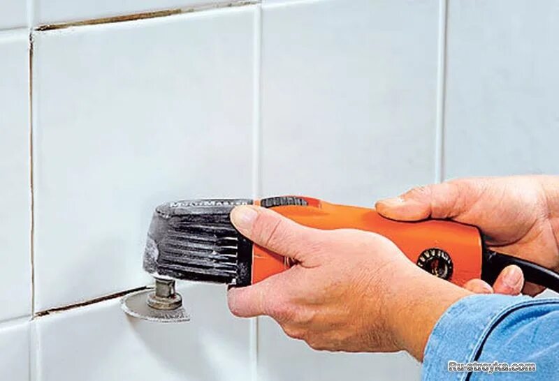 расшиватель межплиточных швов. как удалить швы на плитке. чистка швов плитки. затирка для кафеля. машинка затирочная для швов плитки пола.