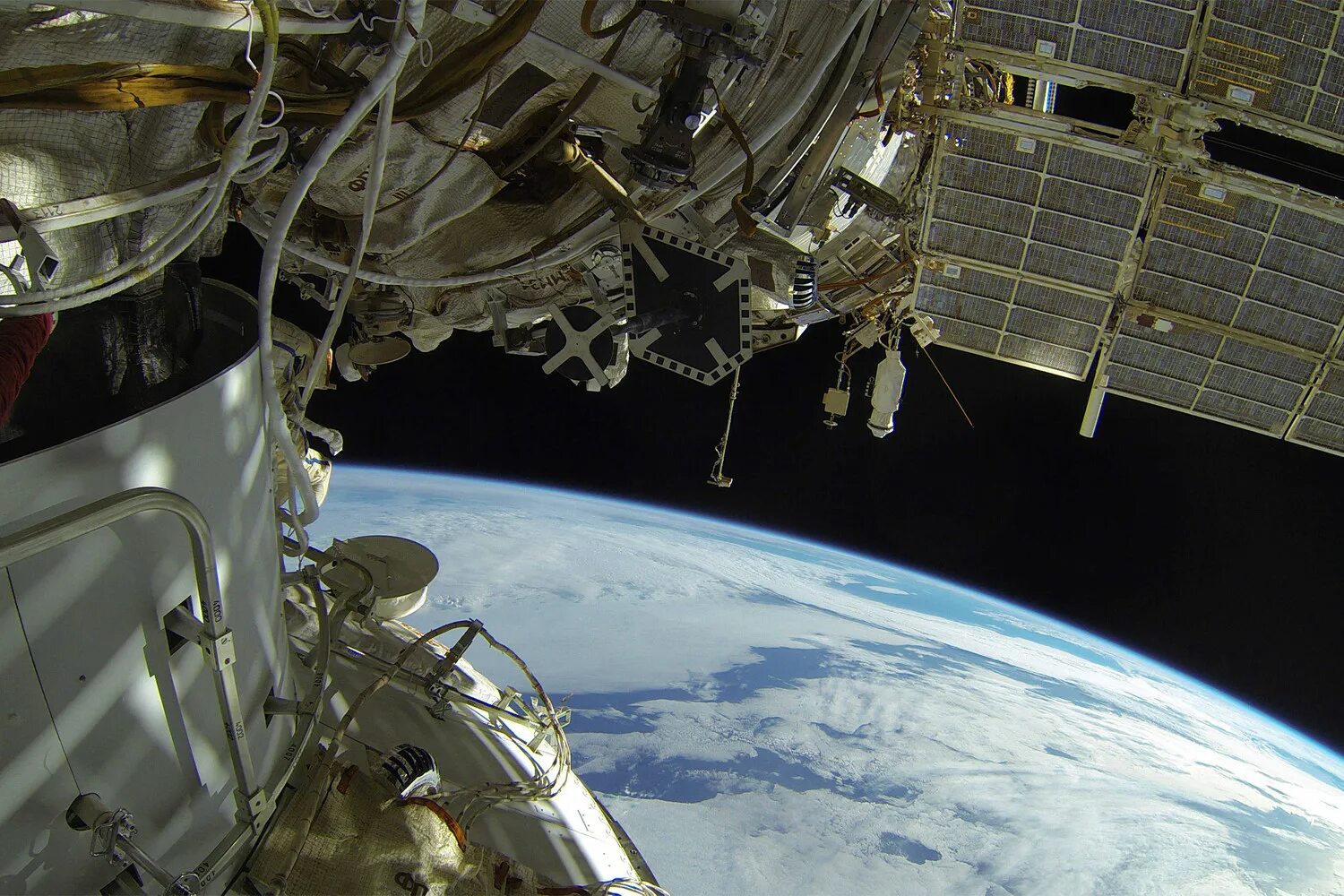 Спутник МКС 3809. Российские космонавты на МКС. Столкновение спутников космос-2251 и Iridium 33. Спутник в космосе.