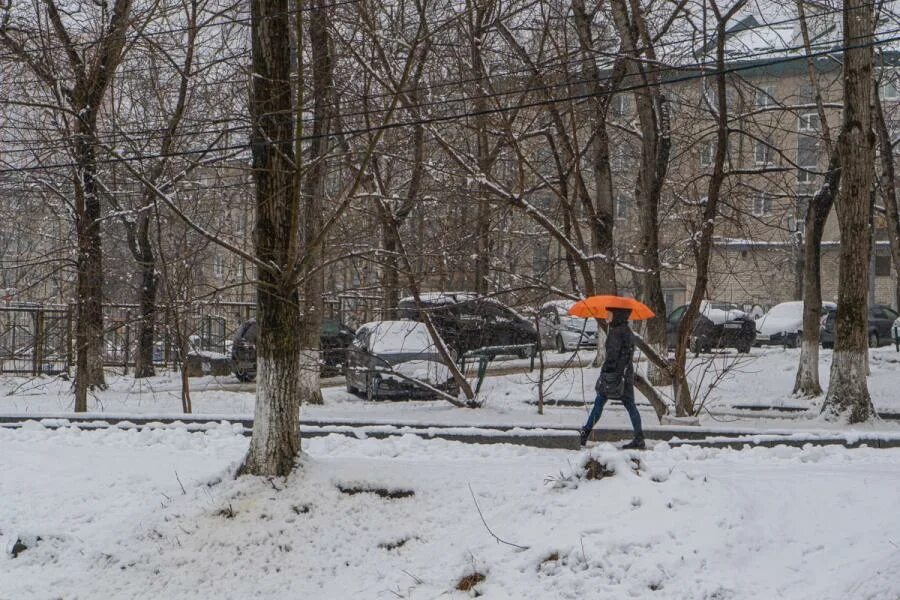 Машину засыпало снегом. Зима вернулась в апреле. Прошлая зима во владивостоке слой льда. Владивосток март. Федеральная трасса на владивосток после снега.