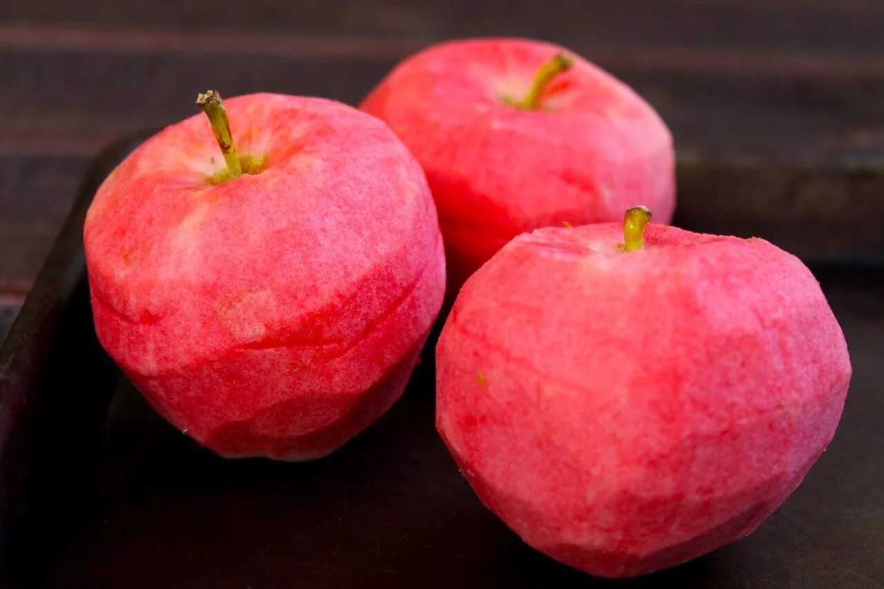 Яблоки сорта. Пинк Перл яблоня. Яблоня розовый жемчуг (красная мякоть). Сорт яблок Пинк Перл. Сорт яблок Миранда.