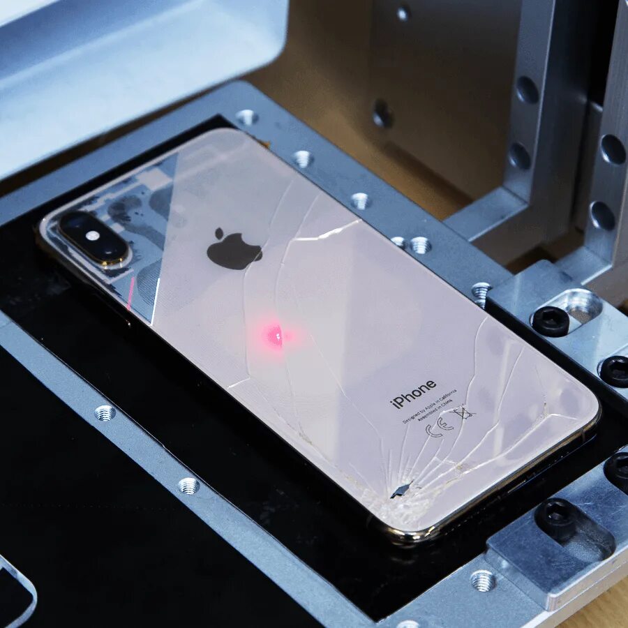 Замена задней крышки iphone 12 pro. Переклейка заднего стекла iphone 11. Переклейка стекла дисплея iphone 8. Стекло IPAD лазером. Айфон со стеклянной задней крышкой.