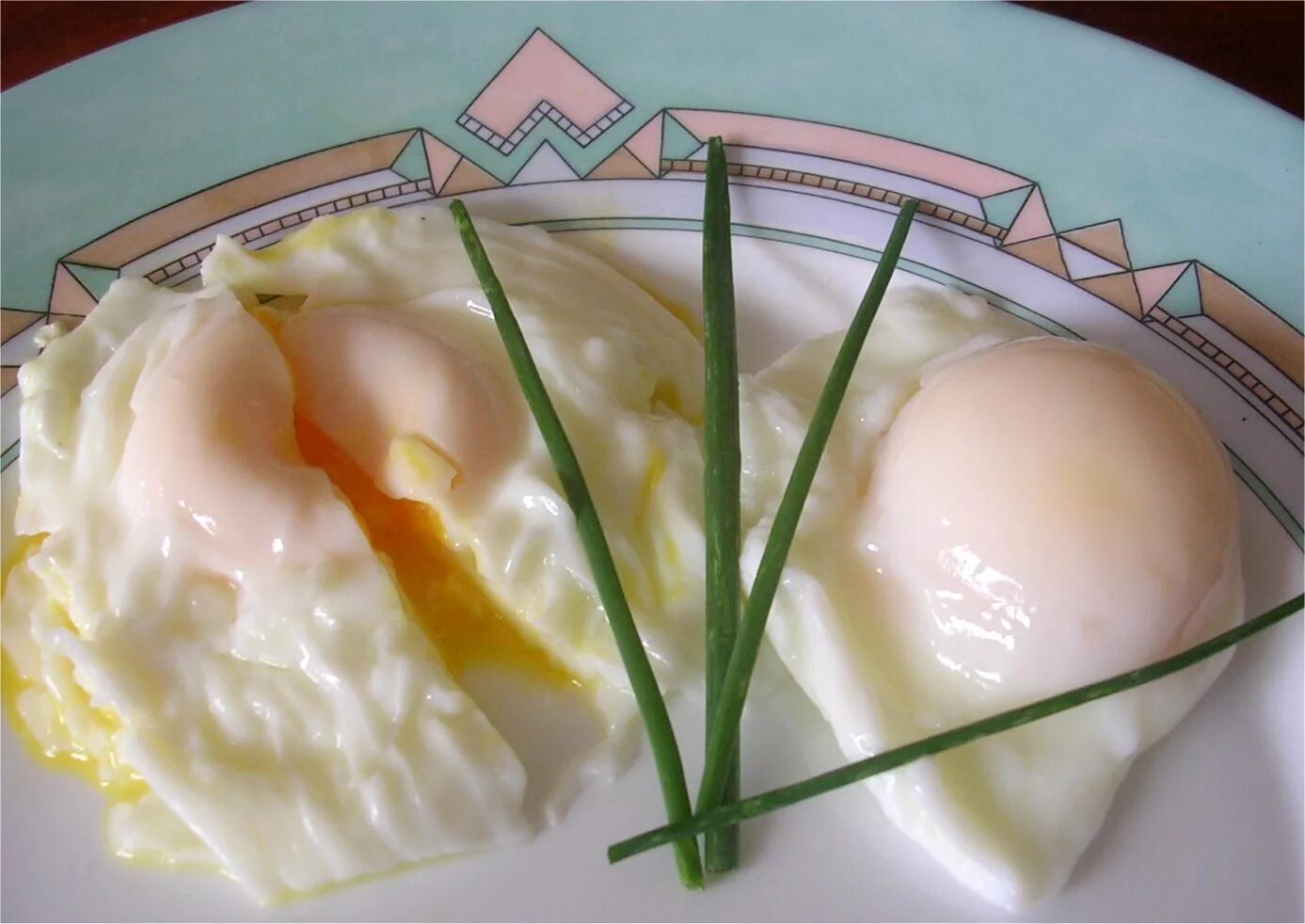 Яйцо пашот купить. Яйцо пашот. Жареное яйцо пашот. Яйцо пашот белковые нити. Яичница в мешочке.