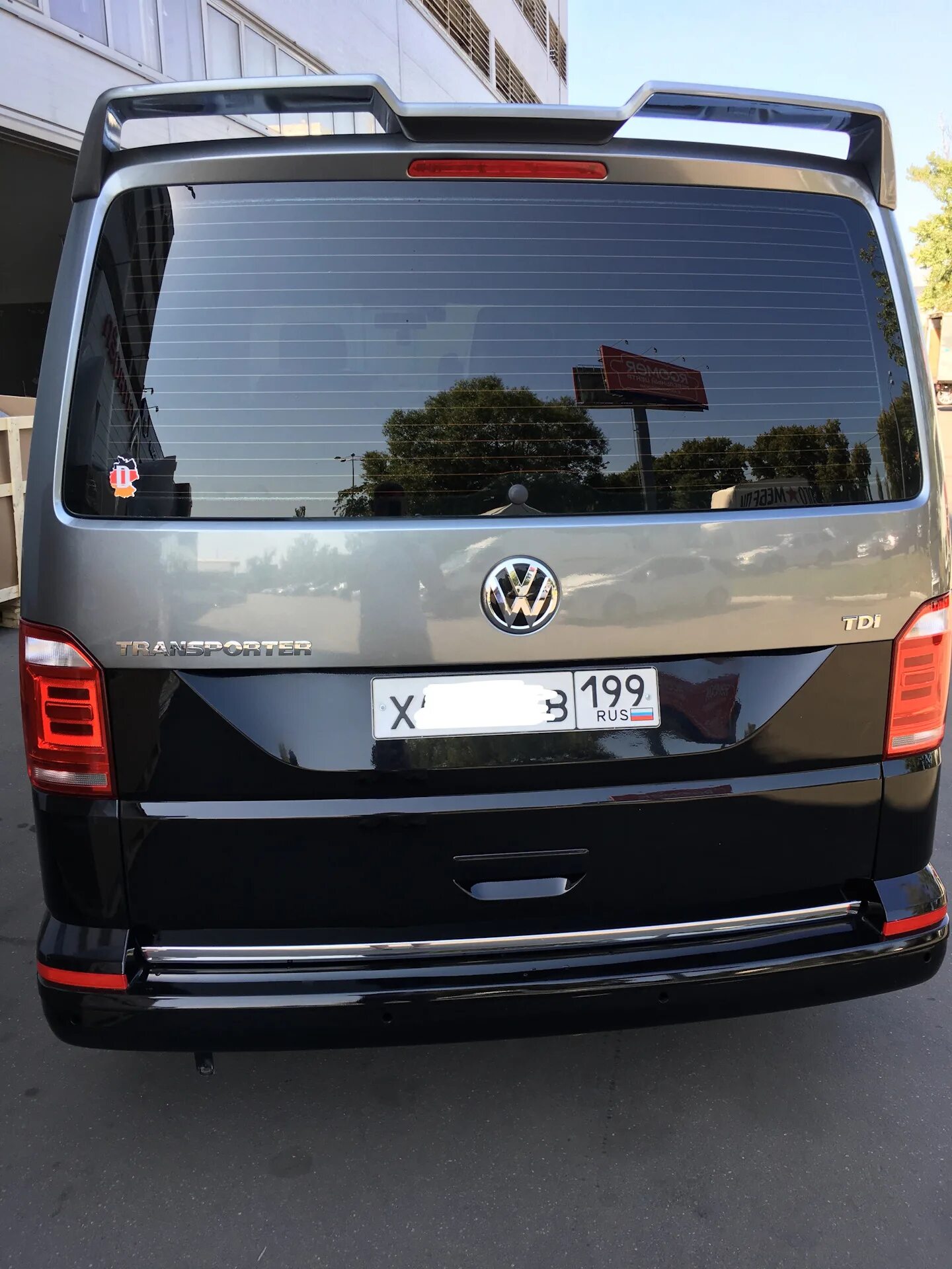 Дверь фольксваген мультивен т5. Шильдик volkswagen caravelle t 6 4 motion. задняя дверь фольксваген мультивен т5. крышка багажника на фольксваген каравелла т5. рестайлинг фольксваген т5 в т6.