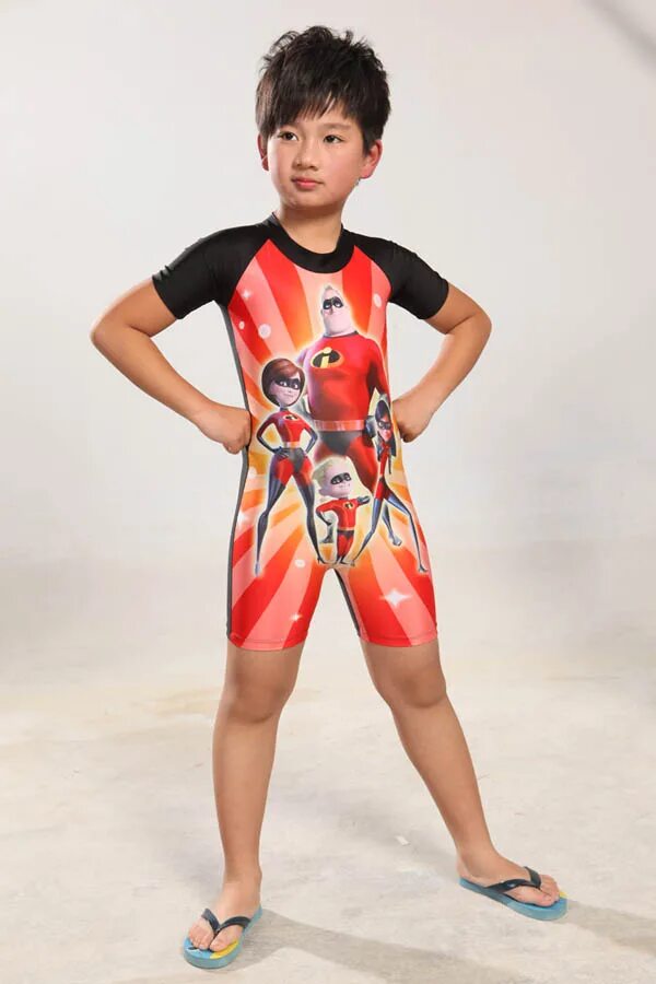 Купальники для мальчиков для плавания. Девочки и мальчики в купальниках. Купальный костюм для мальчика 10 лет. Пацан в купальнике. Девочки и мальчики в купальниках.