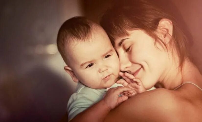 маленький девушка сын. женщина с ребенком. мама с малышом утром. девушка с малышом. девушка обнимает ребенка.