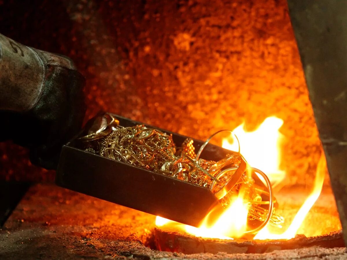 плавление золота. плавление металла. литье золота. лавка металл. посуда для плавки золота.
