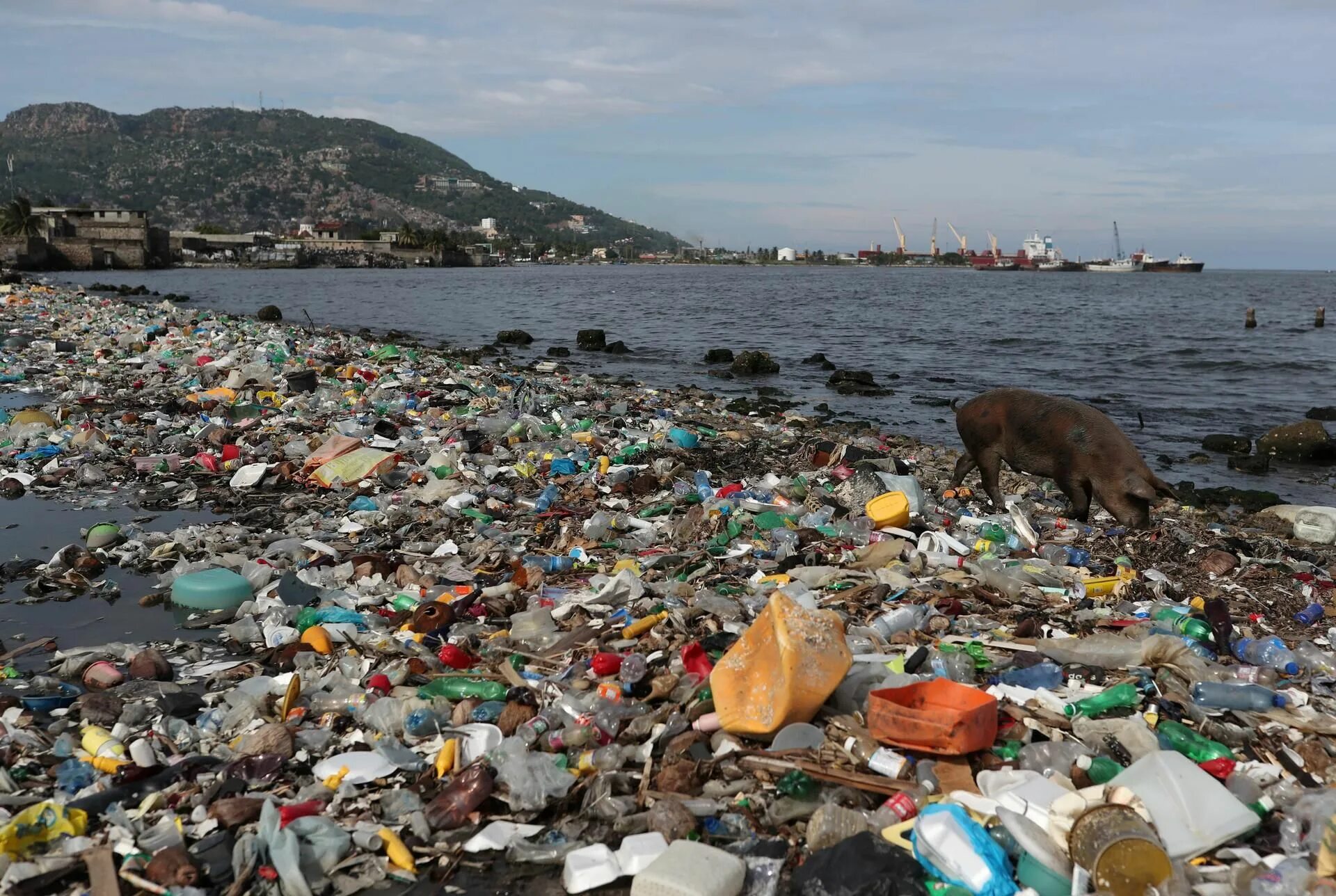A lot of pollution. Экологическая катастрофа пластик. Загрязнение пластиком. Загрязнение океана. Пластиковые острова в океане.