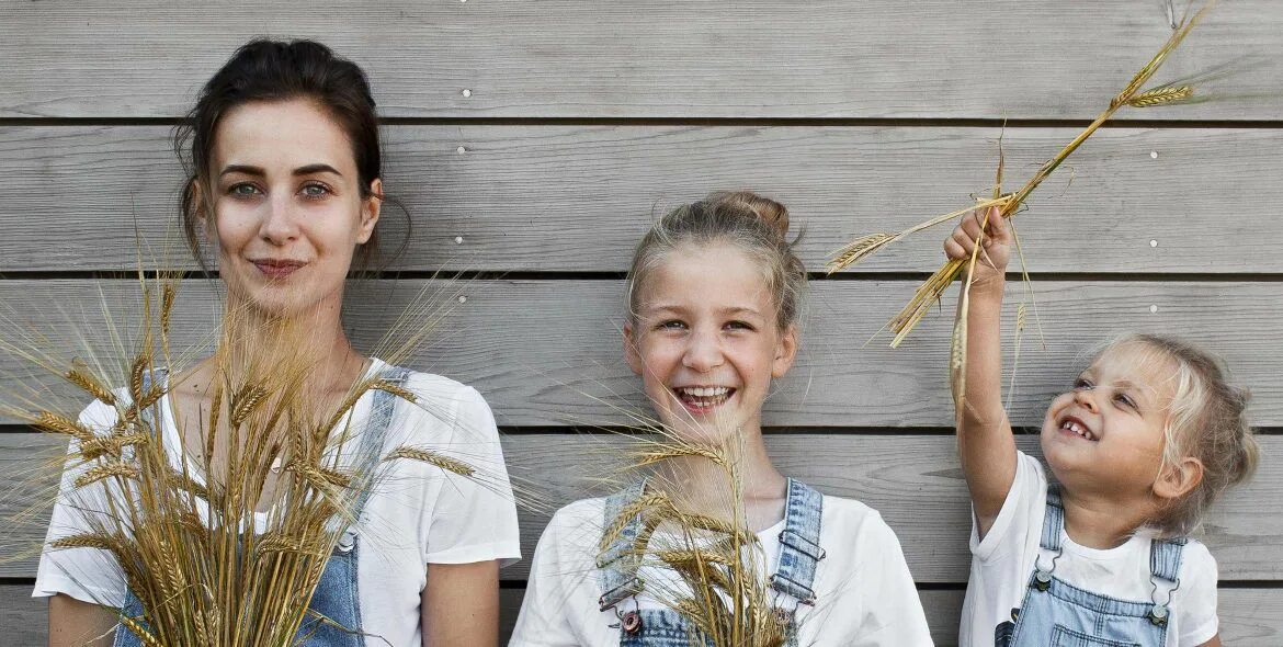 Mums daughters. Фотосессия мама и две дочери. Для семьи и красоты. Женщина с двумя дочками. С дочкой.