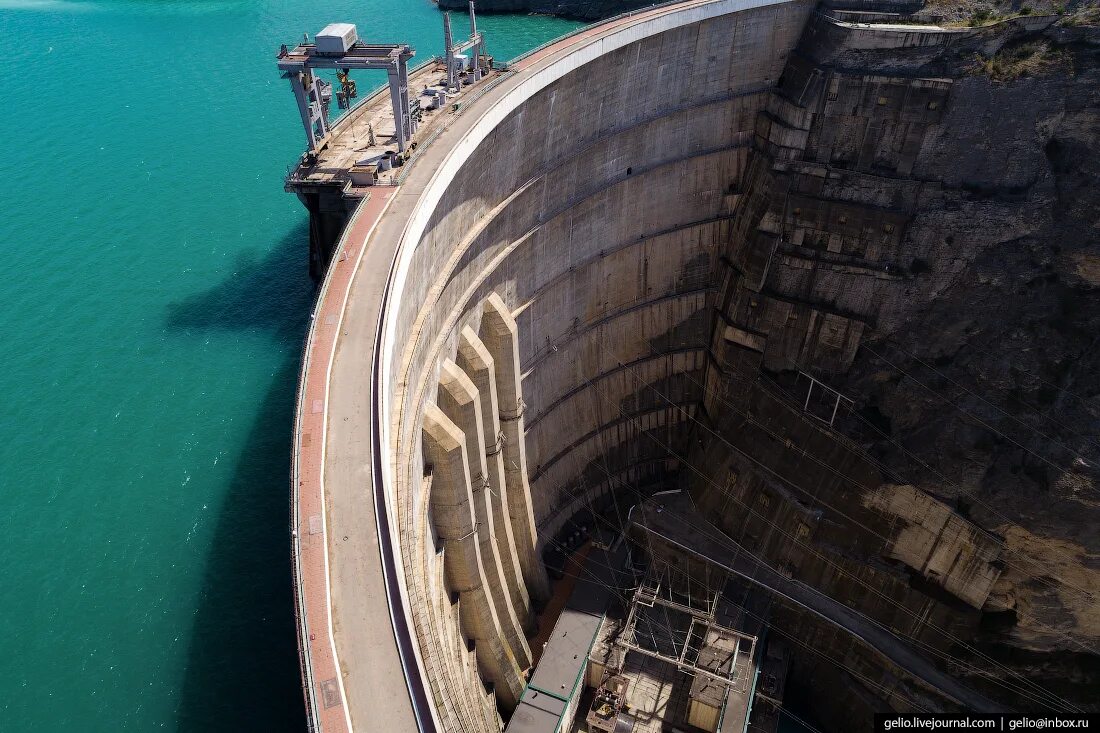 Зачем строят дамбы. Чиркейская ГЭС В Дагестане. Чиркейская ГЭС -плотина в Дагестане. Чиркейское водохранилище плотина. Арочная плотина Чиркейской ГЭС.