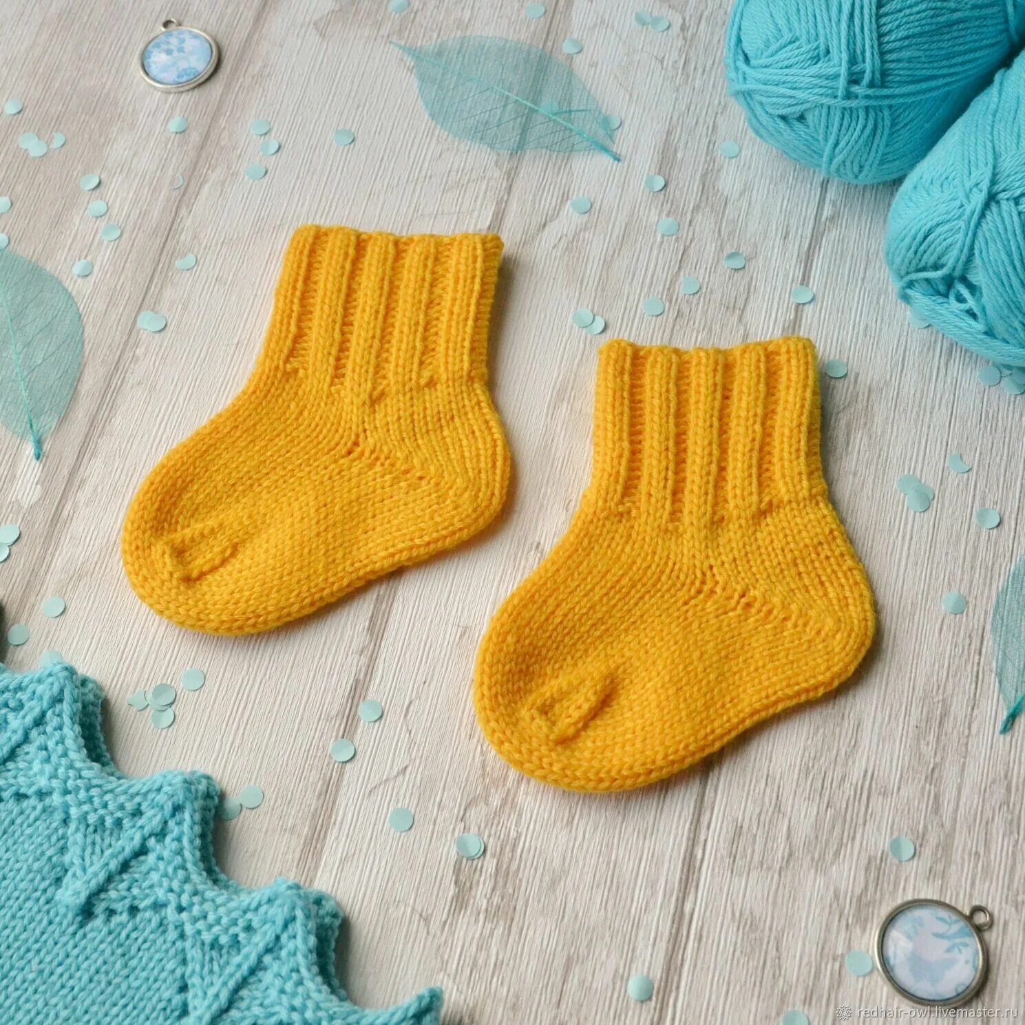 Вязаные носочки для новорожденного. Детские вязаные носочки. Связанные носочки новорожденному спицами. Детские носки спицами для новорожденных. Носки для малышей спицами.