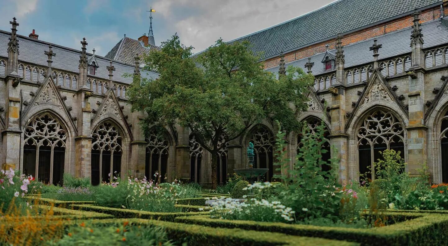 Даремский собор съемки гарри поттера. Гарри поттер внутренний двор. Двор хогвартса. Вестминстерское аббатство внутренний двор. Вестминстерское аббатство клуатр.