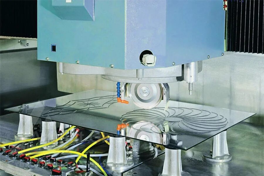 Техники обработки стекла. Фрезеровка стекла на станке. Станок для стекла. Станок ЧПУ для стекла. Оборудование для обработки стекла.