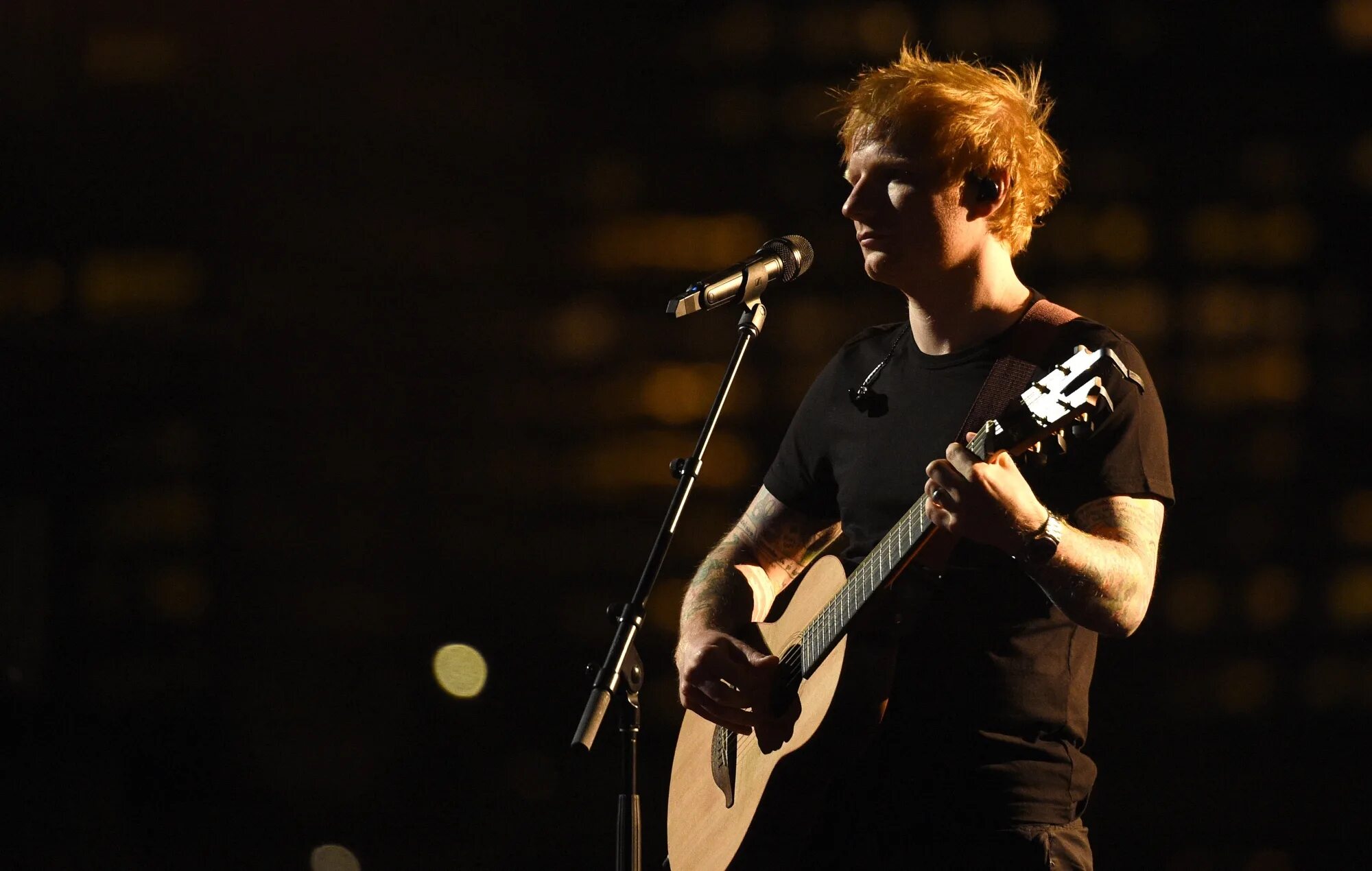 Эд ширан в костюме. Ed sheeran песни shivers. Эд ширан шиверс перевод. Эд ширан shivers клип. Ed sheeran shivers обложка.