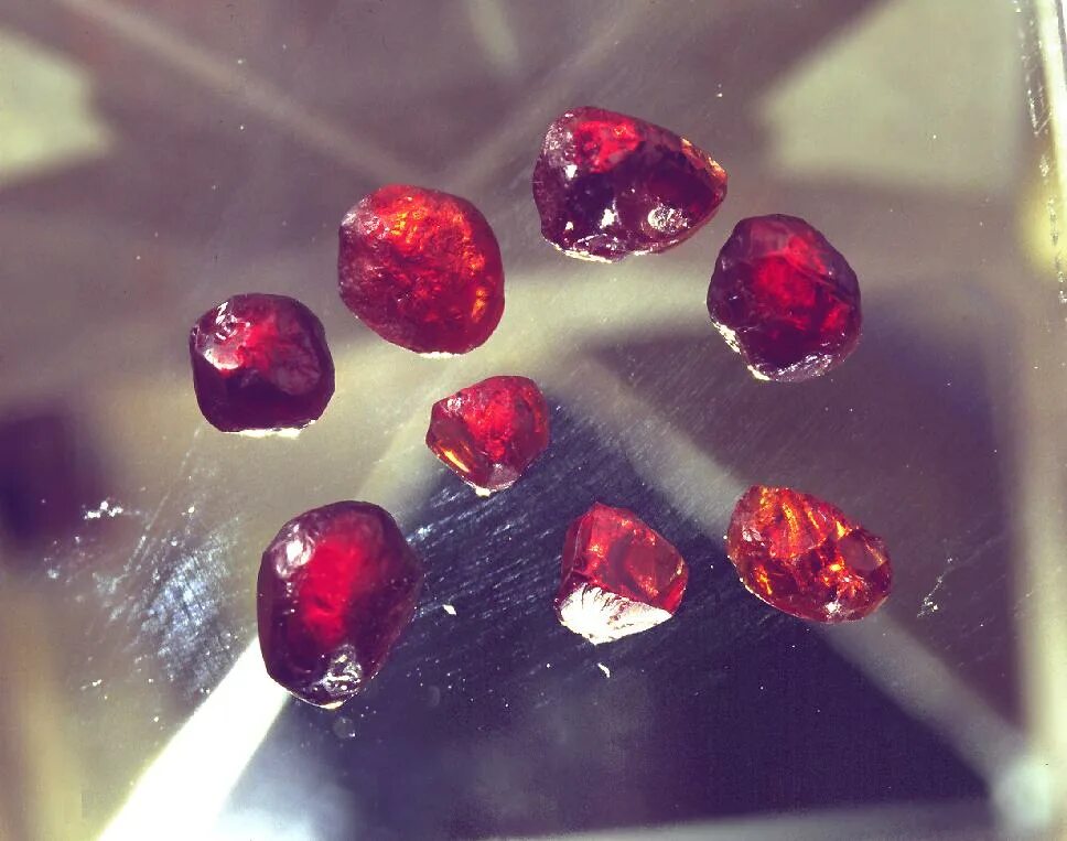 Гранат альмандин галтовка. Гранат пироп необработанный минерал. Розолит гроссуляр. Альмандин кристалл. Гранат пироп камень.