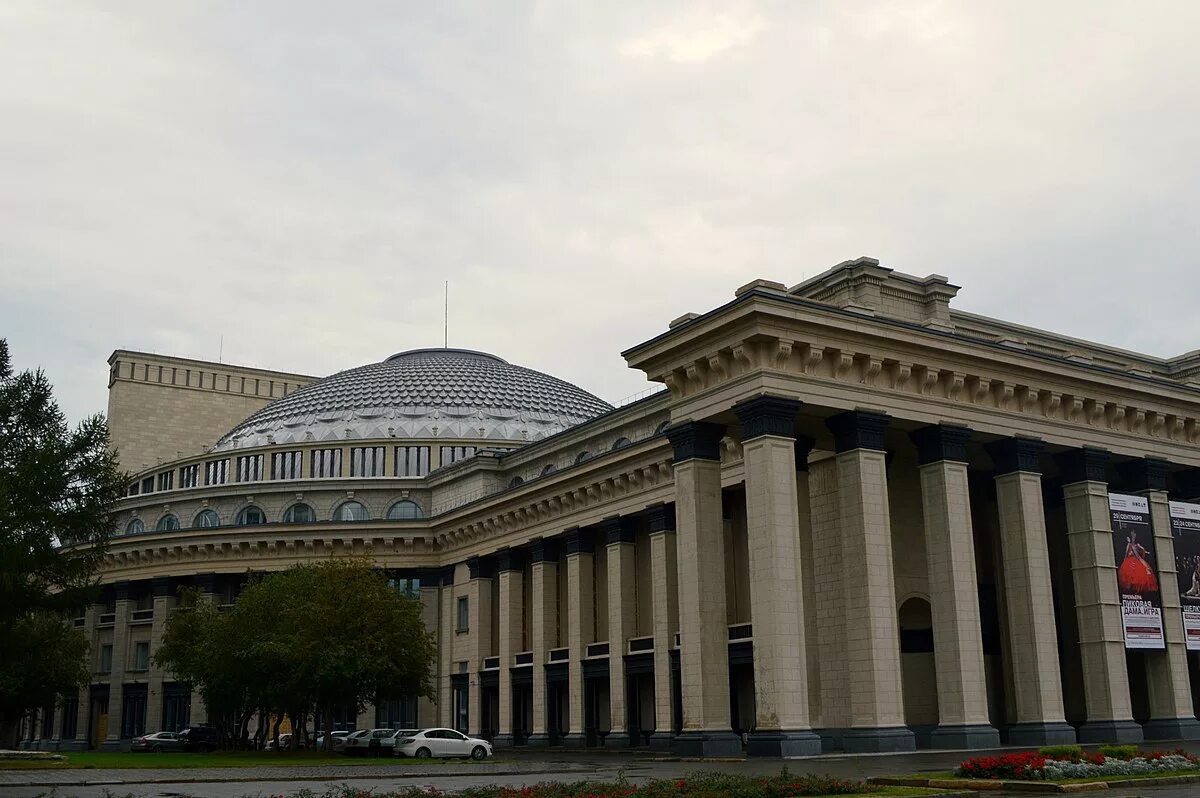Ордер новат новосибирск. Театр оперы и балета бишкек. Новат новосибирск архитектура. Новат новосибирск декабрь. Режиссер оперного театра новосибирск.