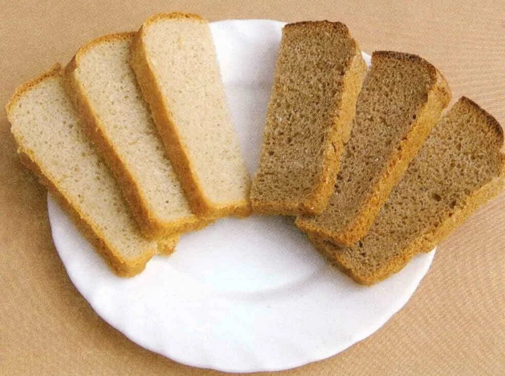 Нарезанный хлеб. Хлеб резаный. Кусочек хлеба. Нарезанный кусок хлеба. Белый хлеб во сне к чему снится
