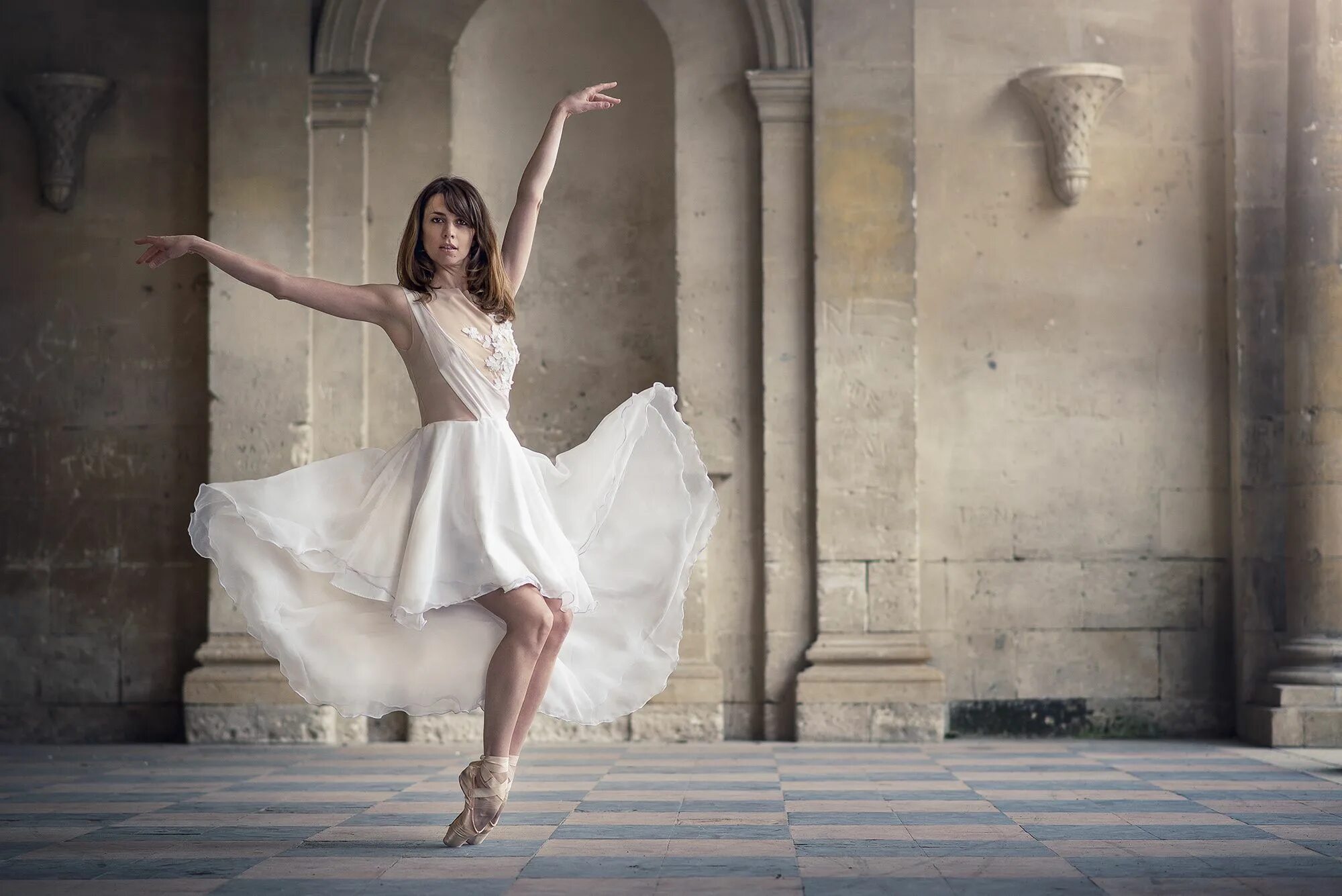 Девушка в белом платье. Красивые балерины.