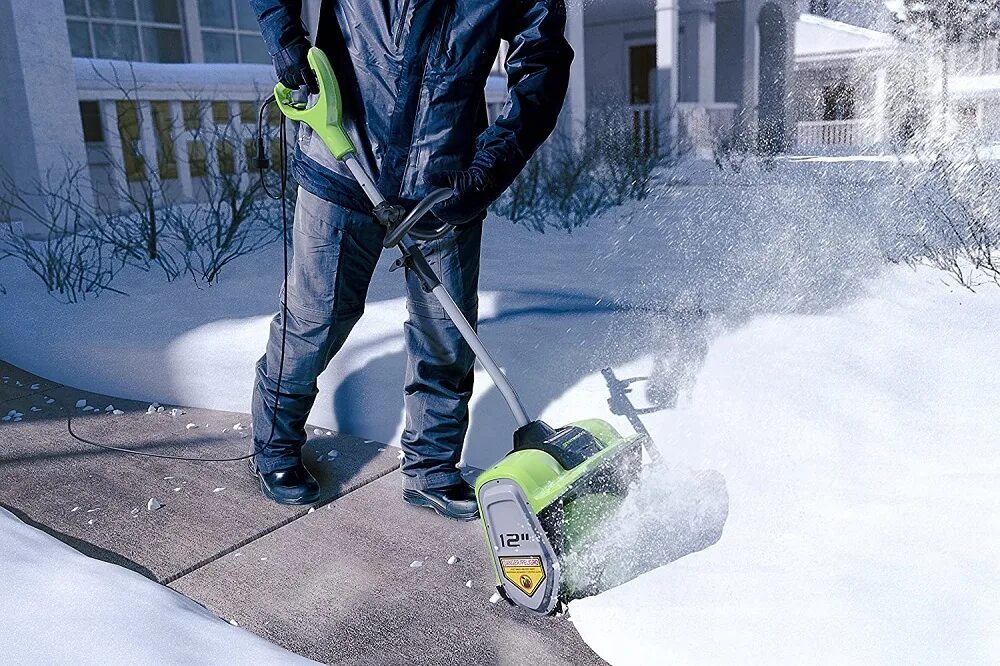 Купить аккумулятор лопату. Лопата от снега электро. GREENWORKS уборка снега 4.0 лопата. Электрическая щетка для снега. Уборщик снега на аккумуляторе.