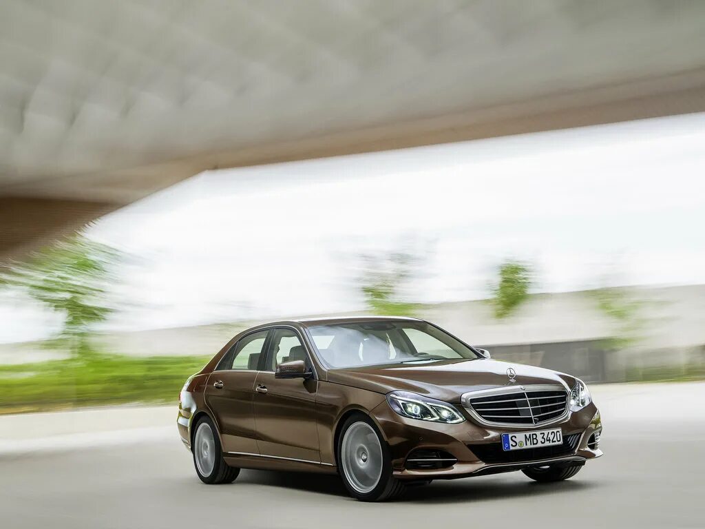 Е класс это какой. Mercedes-Benz e-class e 300. Мерседес е 400 4matic. Мерседес-Бенц e 200 4matic. Mercedes Benz e300 w212.