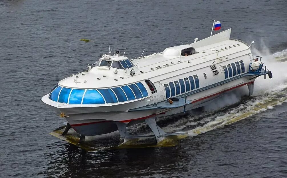 Пассажирское судно метеор. Метеор теплоход. речной катер метеор. метеор корабль на подводных крыльях. речное судно метеор.