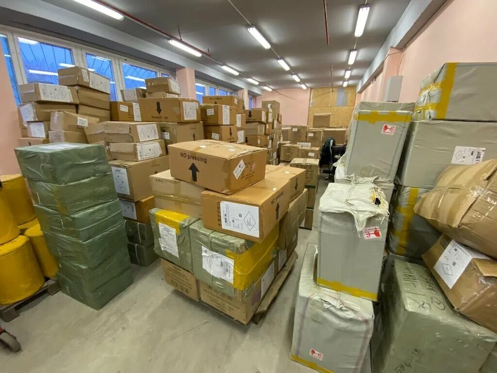 коробки на складе. оптовые склады в москве. моску оптом. склад техники. оптовое предприятие.