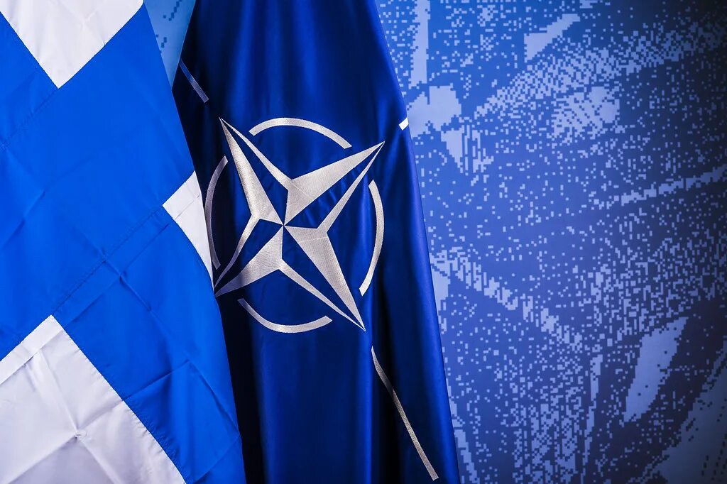 Россия нато 2007. Флаг Финляндии и НАТО. Финляндия в НАТО. Финны в НАТО. Россия Финляндия НАТО.