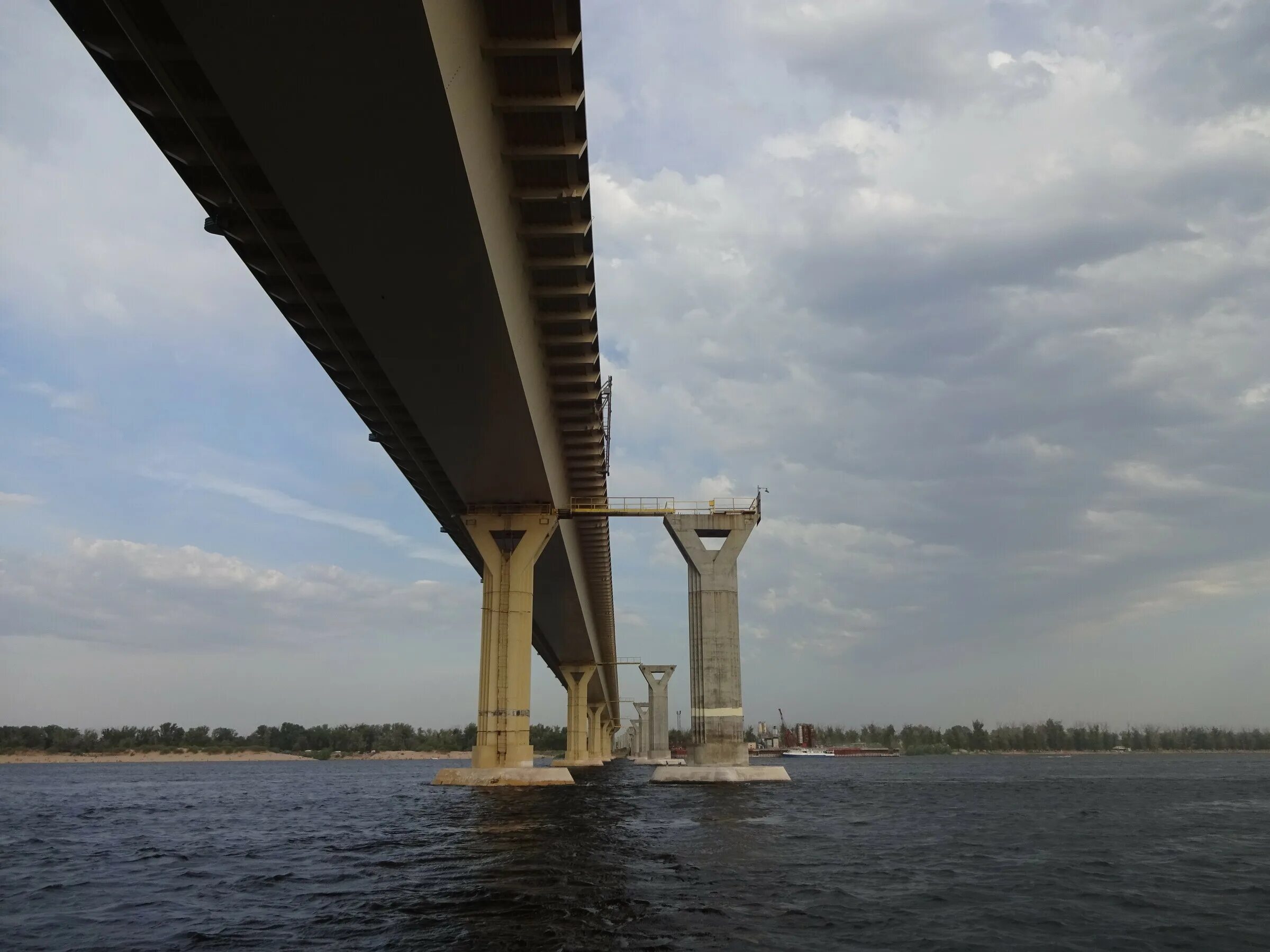 Мост в волгограде танцует видео. Волгоградский мост через Волгу. Танцующий мост в Волгограде. Мост в Волгограде шатается. Самый высокий мост Волгоград.