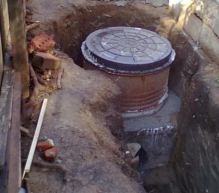 Септик из бетонных колец. Смотровой канализационный колодец. Лоток в колодце канализации. Лоток в канализации колодце канализации. Ксп колодец канализационный.