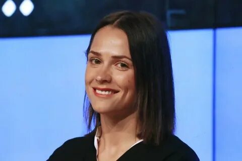 Қызыл былғары юбкадағы майлы орыс анасы Кэтлин Николайға есек береді!