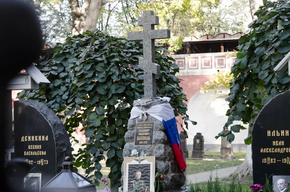 Похороненные на донском кладбище. Донское кладбище Москва могилы знаменитостей. Донское кладбище могила Фаины Раневской. Донской монастырь могилы известных людей. Могилы известных людей на Донском кладбище.