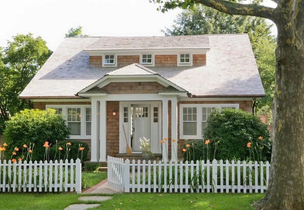 Американские загородные дома. Сад в стиле кантри. Тини хаус с террасой. Двухэтажный тини хаус. Веранда к дому.