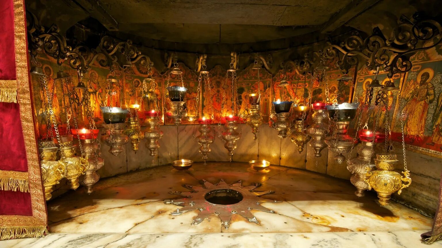 церковь благовещения (назарет). престол в алтарной части храма. голгофа в храме гроба господня. место в храме где. место в храме где.