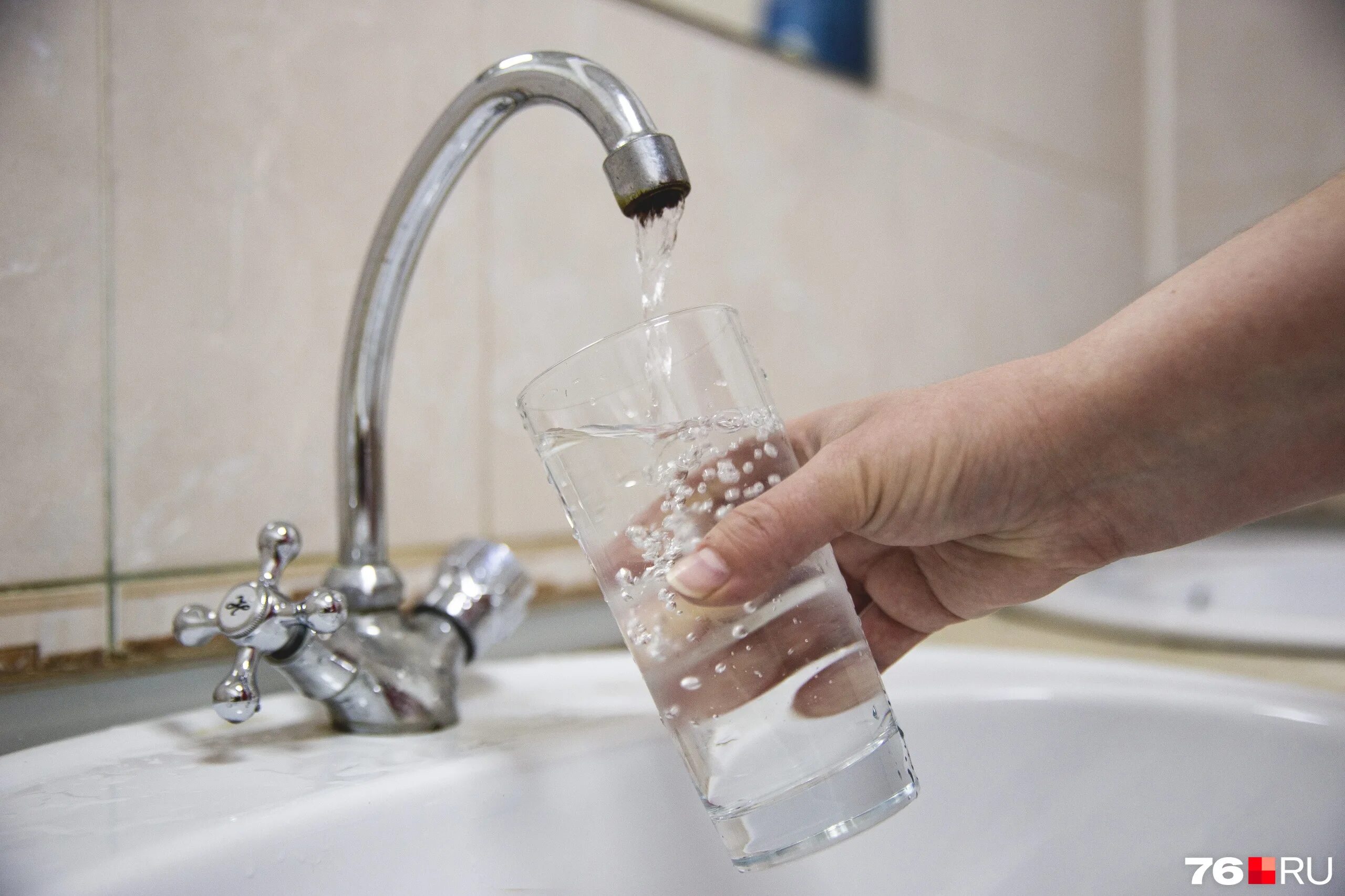 черная вода из крана. плохая вода из крана. перебои с водоснабжением. кран с водой. кран с водой.