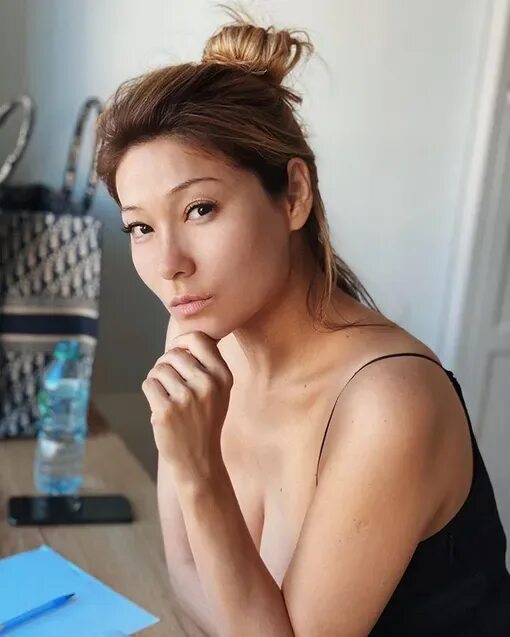 Сыночек будет": беременная Марина Ким подчеркнула большой живот смелым платьем