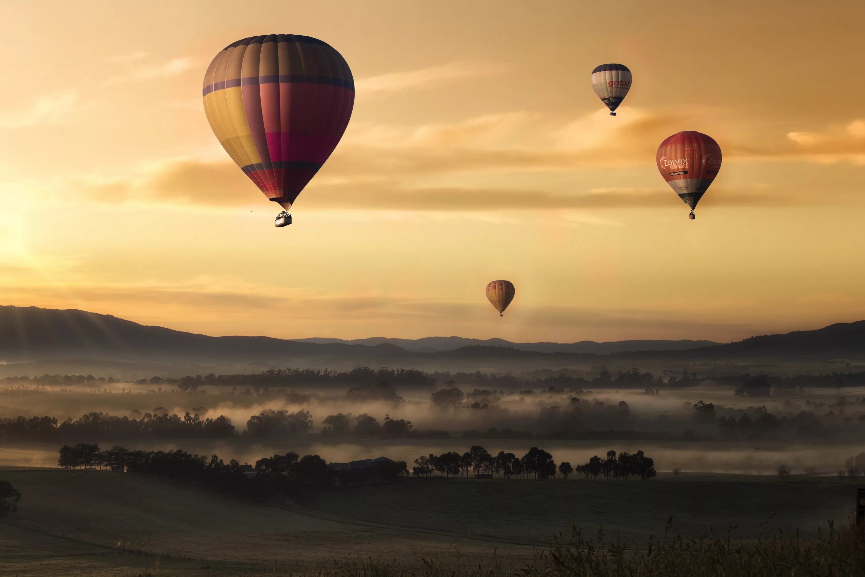 Flying balloon. Воздушный шар в небе. Воздушный шар фон. Воздушные шары в небе. Воздушный шар на закате.