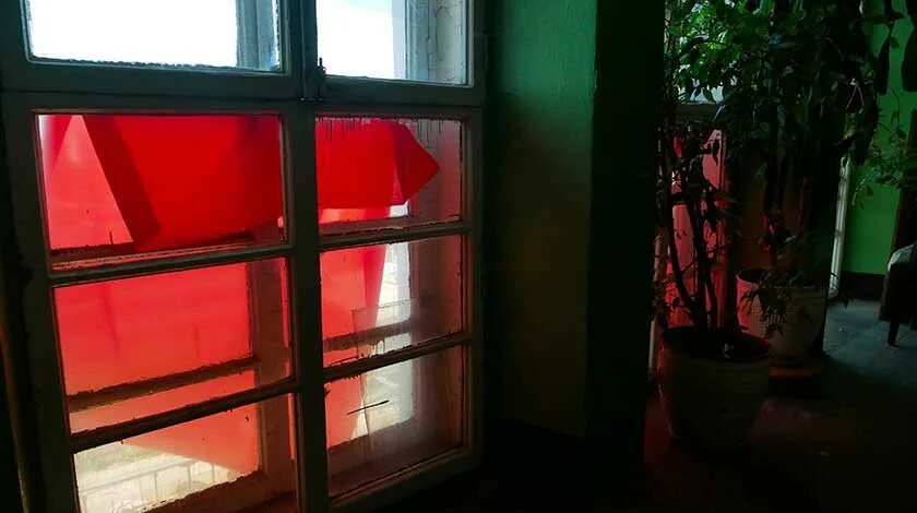 Листья на окна. Погода красные окна. Погода красные окна. Погода красные окна. Красные окна у деревянного дома.