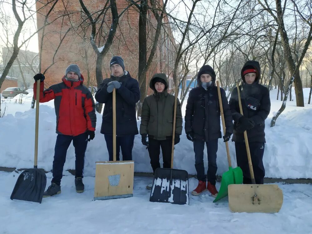 Волонтеры колледжа. Помогаем в уборке снега учителям ветеранам. Помогаем как волонтеры в техникуме. Уборка снега волонтерами фото. Волонтеры подростки убираются.