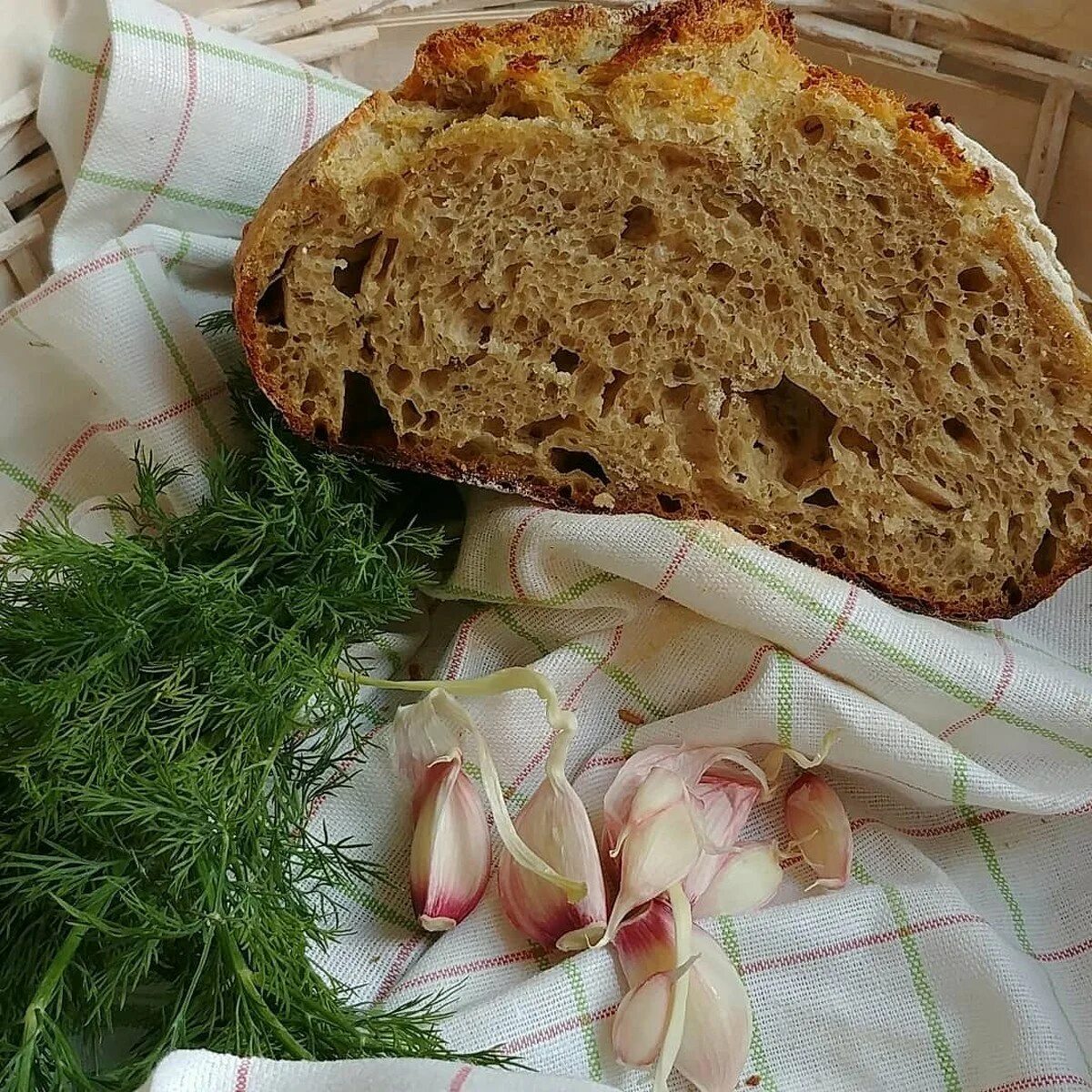 Простой хлеб дома в духовке. Домашний хлеб. Вкусный ароматный хлеб. Ржаной хлеб домашний. Хлеб ржаной бездрожжевой.