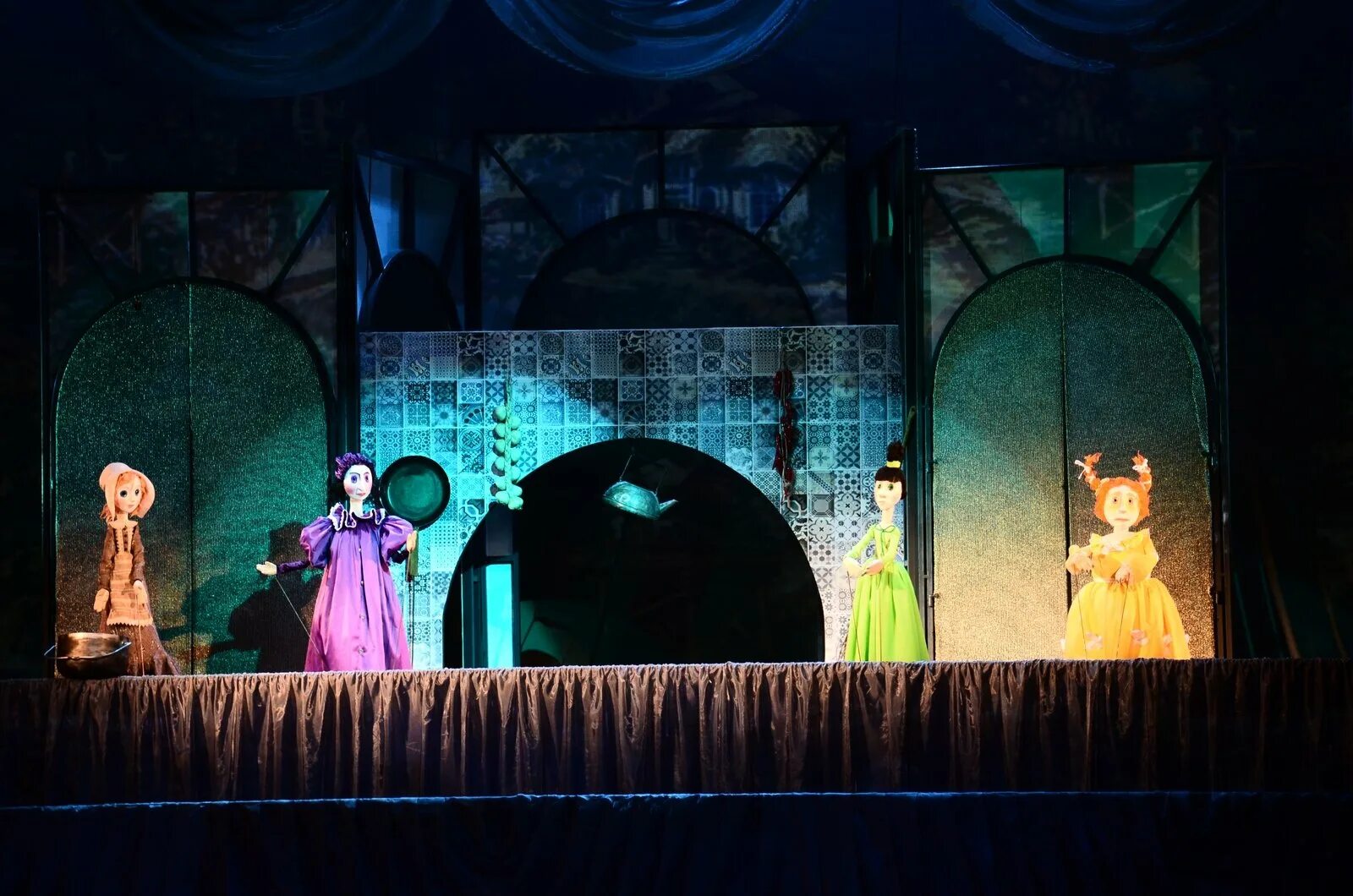 Рождественская золушка спектакль детей. Спектакль золушка сестры 1 часть. Глобус золушка спектакль. Программа к спектаклю золушка. Театр драмы великий новгород золушка.