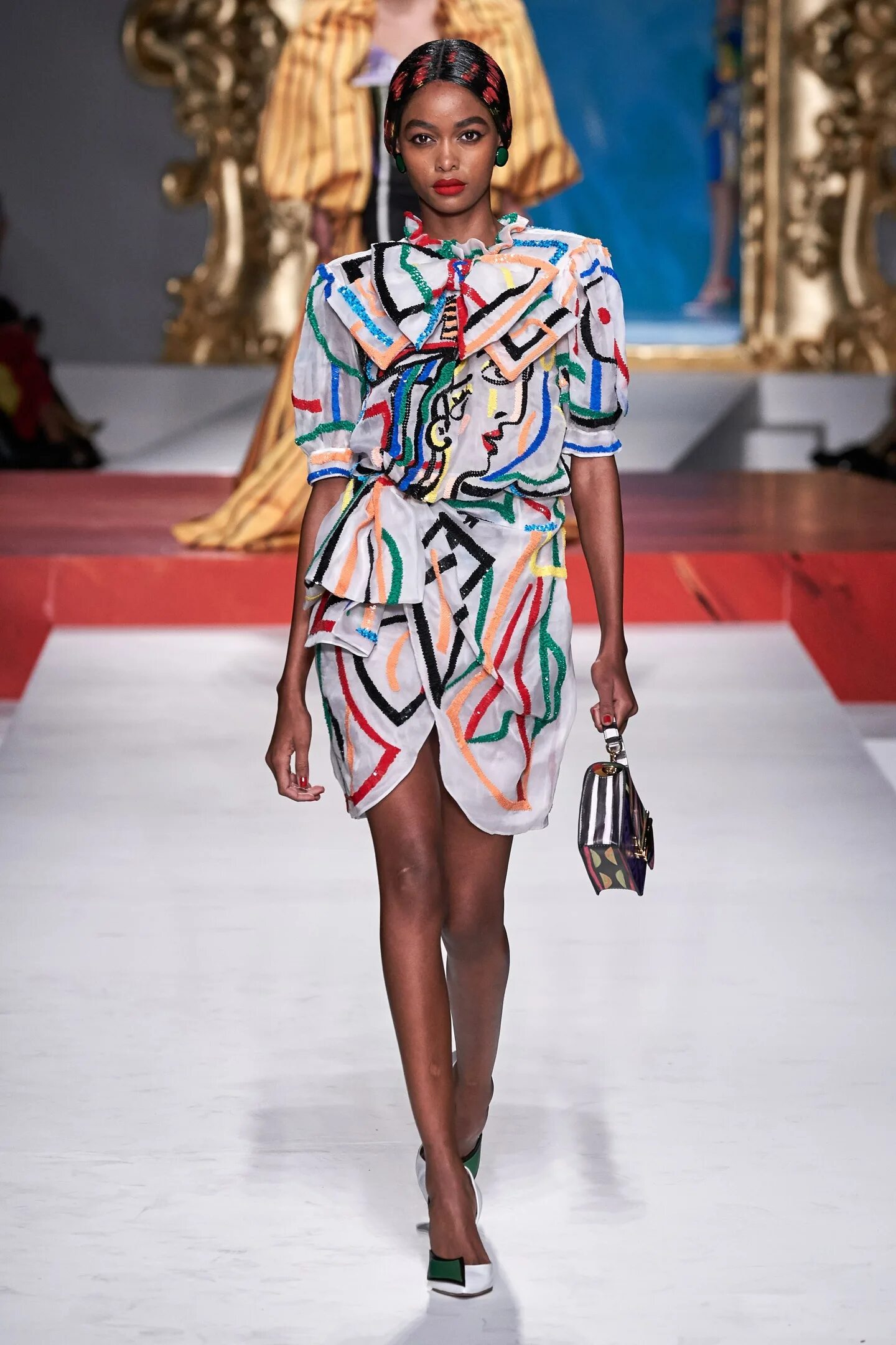 Какие цвета в моде 2024 году одежде. Moschino 2020 Spring Summer. Показ Москино 2020. Летняя коллекция Мосино.