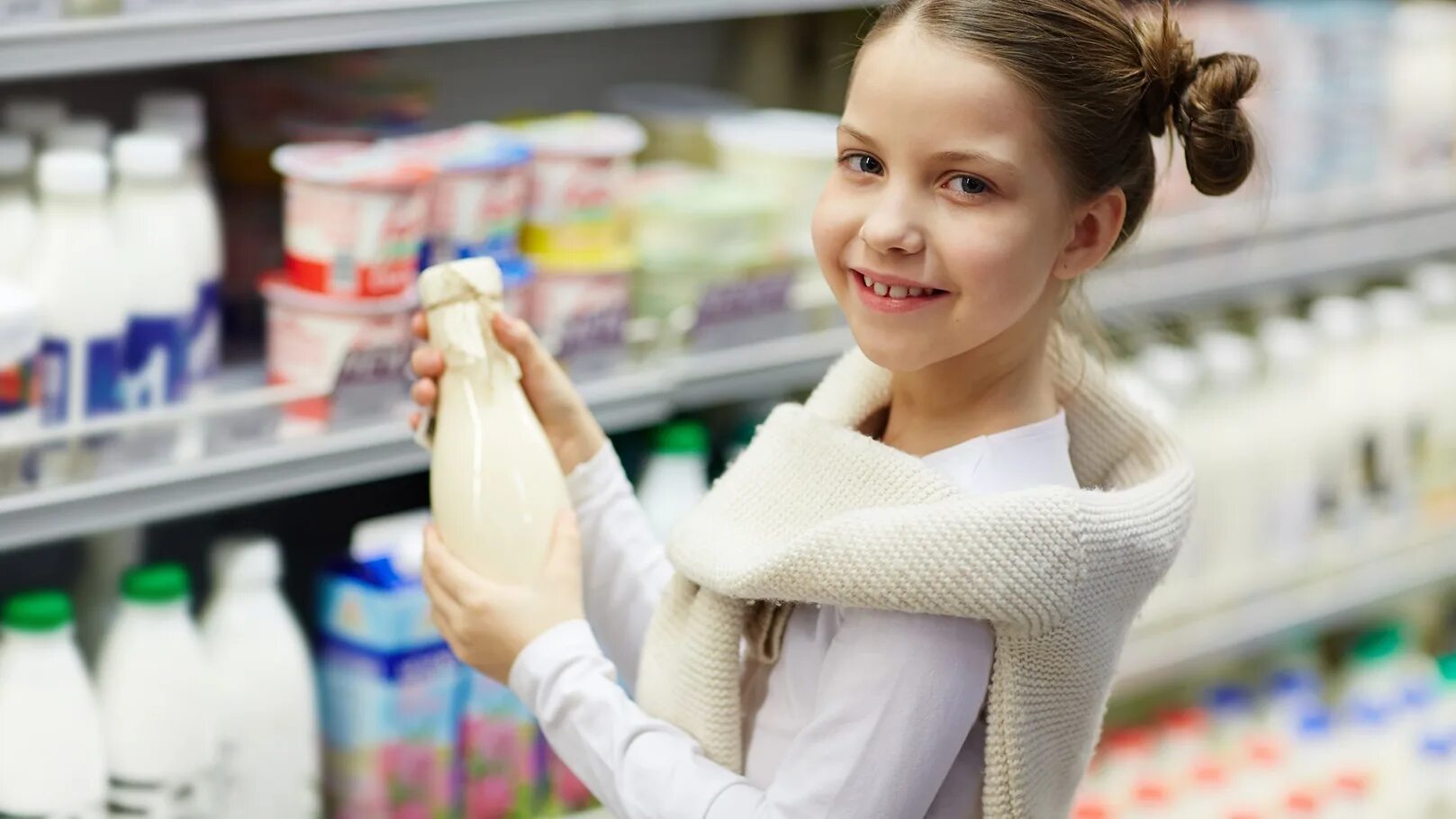 Девушка с маленьким пакетом. Девочка выбирает в магазине игрушку. Включи девочка купила. Фотосессия ребенка с автомобилем. Девушка с покупками.